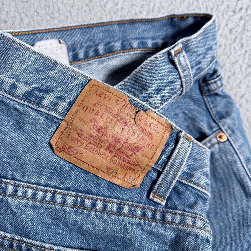 Vtg Levis Jeans Mens 38x32 (Fits 36) 550 Relaxed Fit Denim Light Wash Blue - Picture 4 of 9